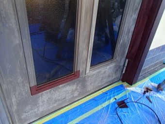 所沢市 玄関ドア ダイノック施工中