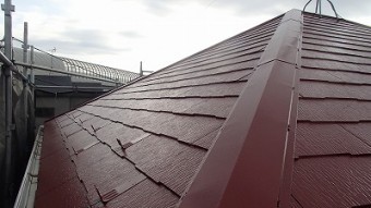 屋根の塗装が終わリ棟板金もこの通り綺麗になりました