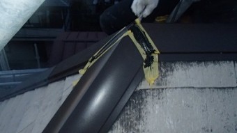 棟板金継手部をコーキングする