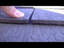 屋根瓦が反り返っている