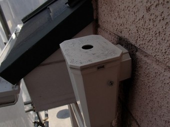 メーターと外壁の取合い部の塗装前のお写真です