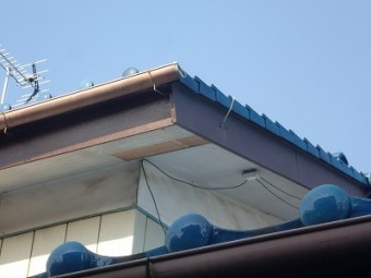 軒天の板が剥がれています