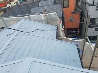 朝霞市 屋根塗装 下塗の様子