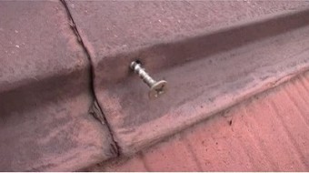 棟板金の止め釘が浮いてます