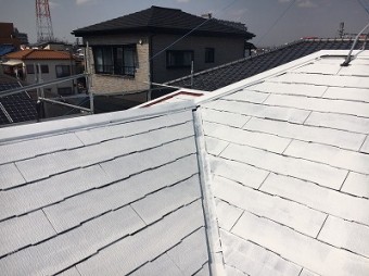 屋根の下塗りを行った状態