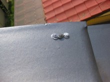 銅線の穴を埋めている