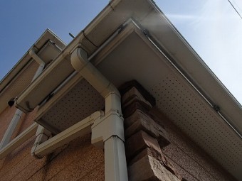 ひさしの軒天部分の塗装前写真です
