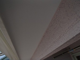 ひさしの軒天を塗装したお写真です