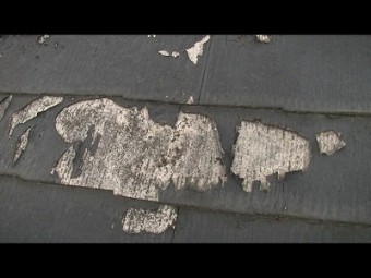 屋根の表面 剥がれてる