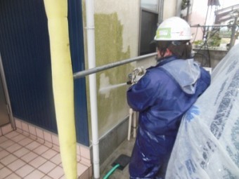 外壁を高圧洗浄しています