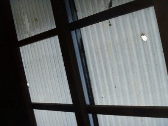 トタン屋根 あな