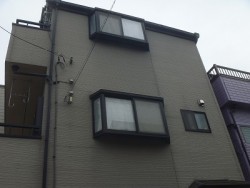 外壁戸層前です
