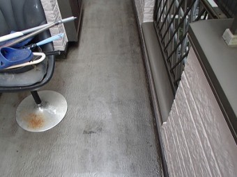 ベランダの床を塗り直す