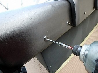 瓦の止め釘をネジに交換