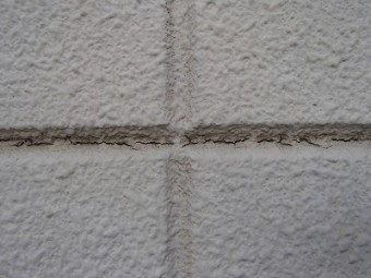 壁の隙間にヒビ どうなる