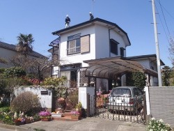 街の屋根やさんが塗装する前の家全景
