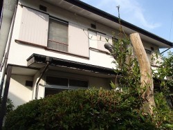 外壁塗装前の家の全景です