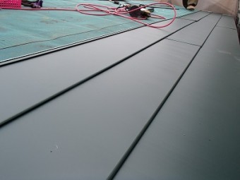 瓦棒施工中