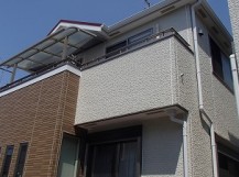 屋根塗装が完了した一軒家