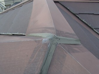 棟板金取り合い部にコーキング施工