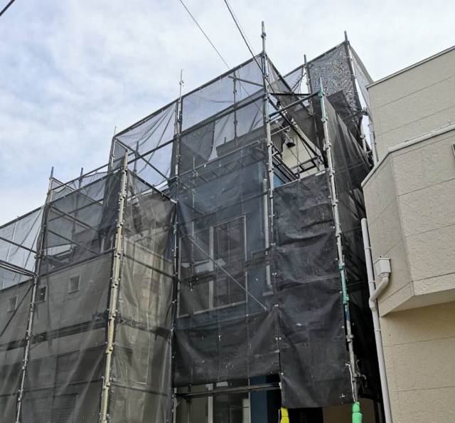 外壁・屋根塗装工事のために建物全体へ足場を設置した状態