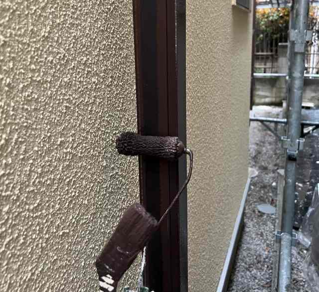 綺麗に塗装が施され艶を取り戻した雨樋の様子