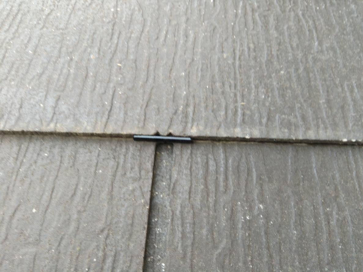 スレート屋根材の隙間にタスペーサーを差し込んだ