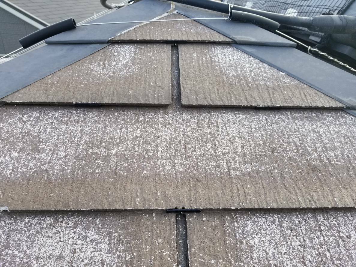 白い下地が見えている劣化したスレート屋根