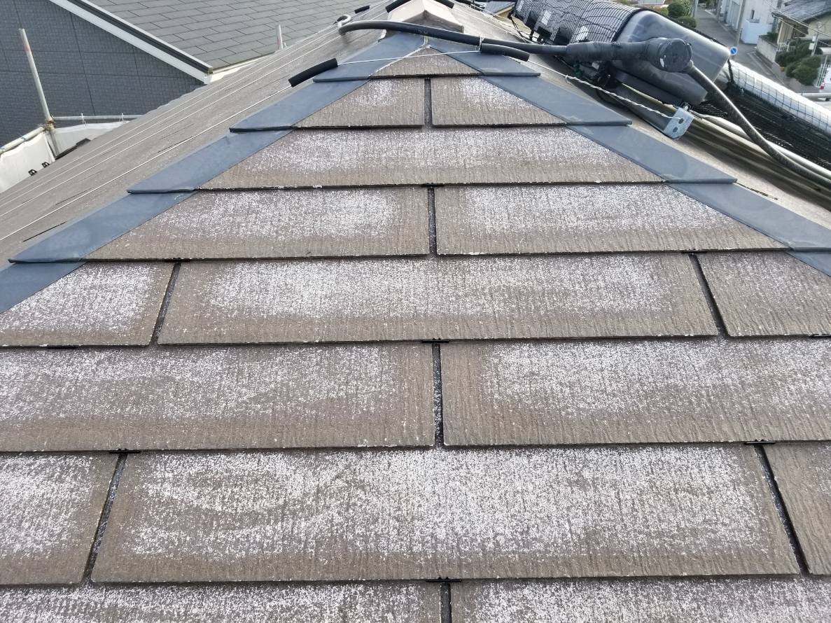 【さいたま市中央区】訪問業者の指摘で判明。ひび割れたスレート屋根を鮮やかな赤色へ塗り替え