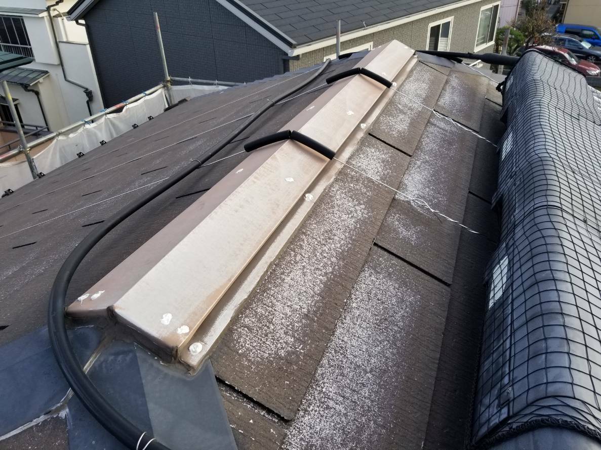 棟板金の再固定とシーリング処理が完了