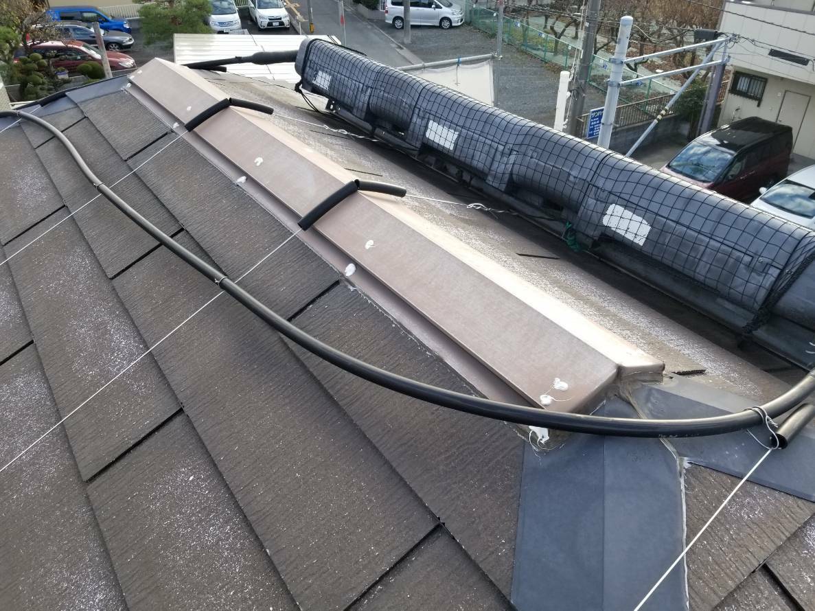 白いシーリングで防水処理をした棟板金