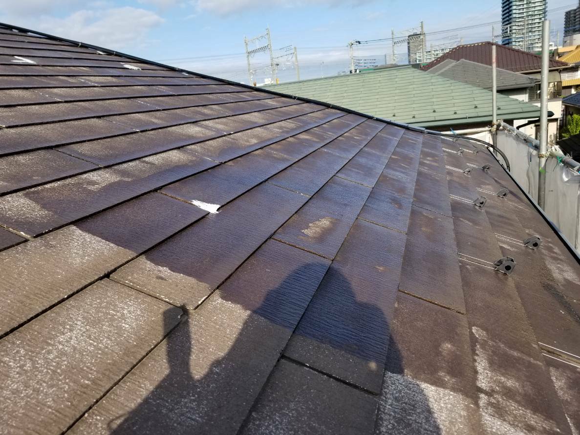 広い屋根面の中塗り・上塗りの均一化