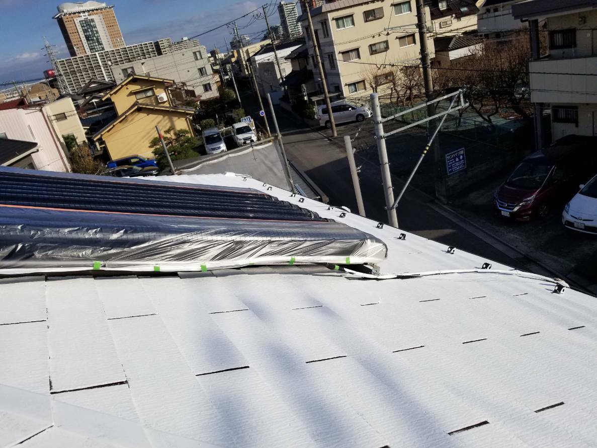 下塗り（白色）で下地を整え密着性を確保