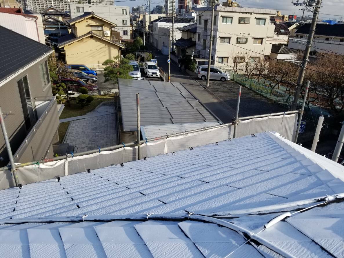 白い塗料で下塗りしたスレート屋根