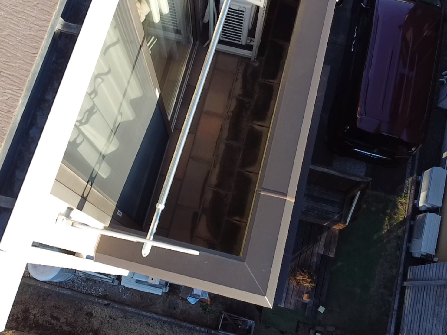 汚れたバルコニーの床を見下ろす