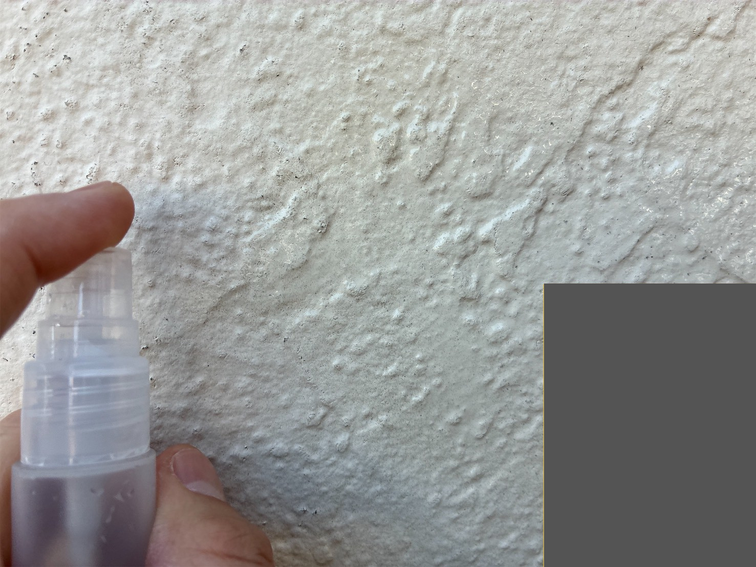 吸水検査で水を吸ってしまうクリーム色の外壁