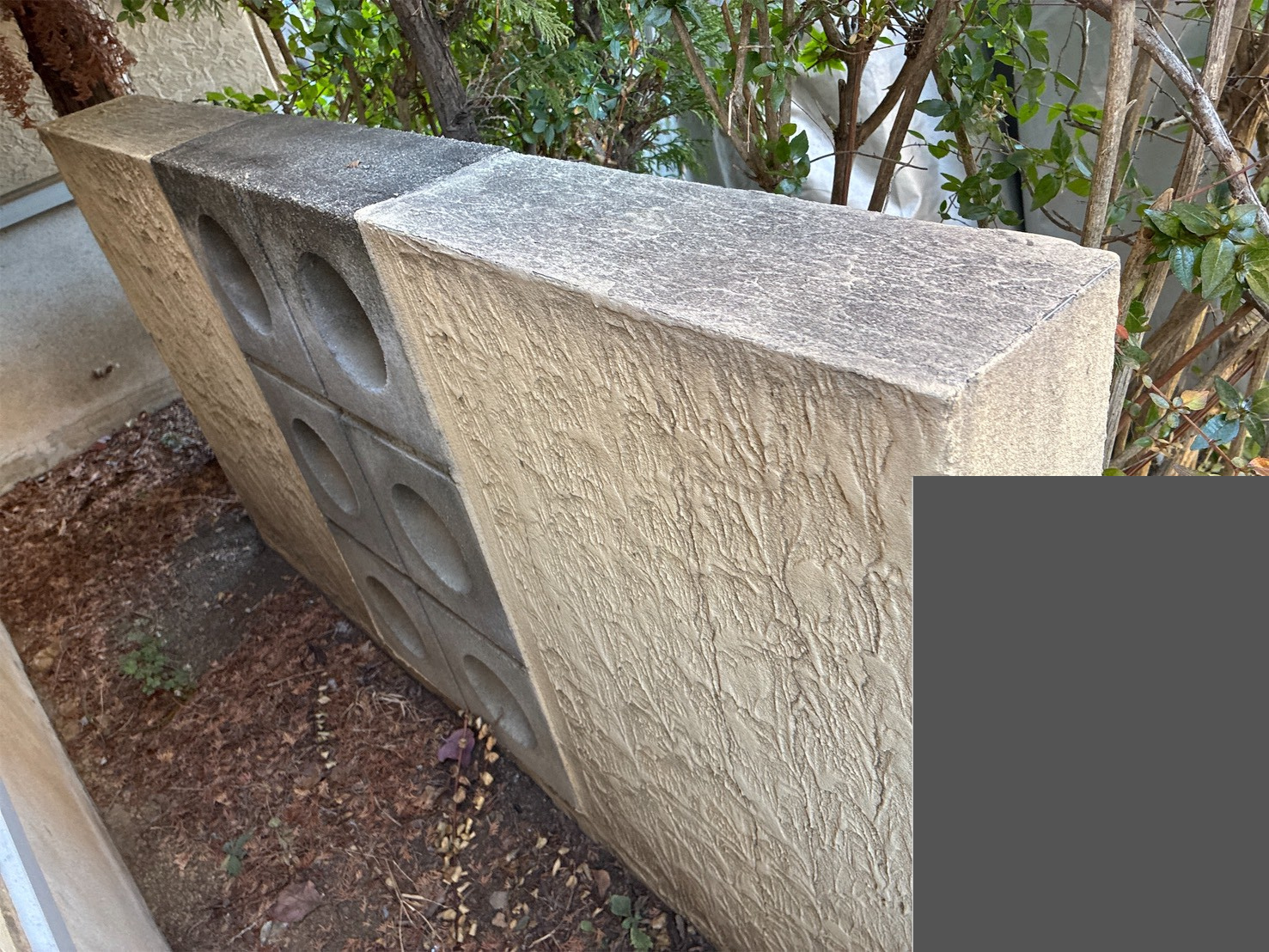 雨や砂などで汚れた塀