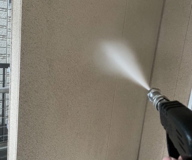 塗装前に汚れを落とすモルタル外壁の高圧洗浄