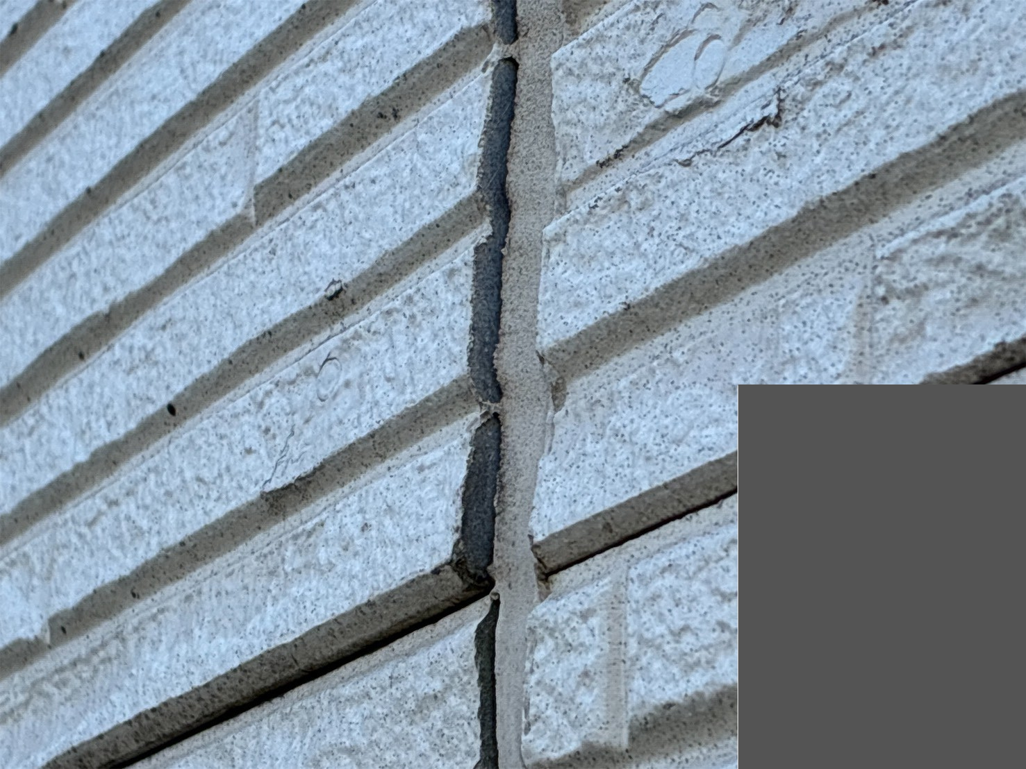 サイディングの反り返りのアップ