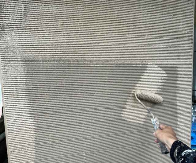 モルタル外壁の補強を行う下塗り塗装工程