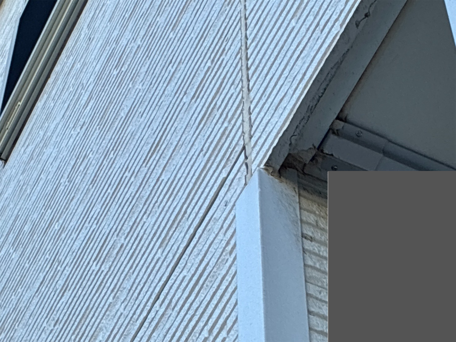 白いサイディングの反り返り