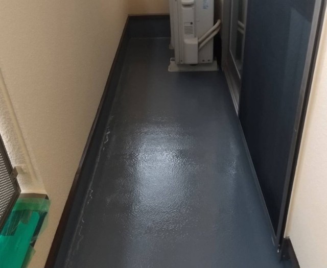 FRPトップコートを塗布して完了したベランダ防水