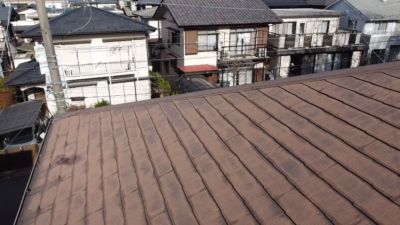 さいたま市岩槻区の中古戸建てのカラーベスト屋根で苔と割れを発見