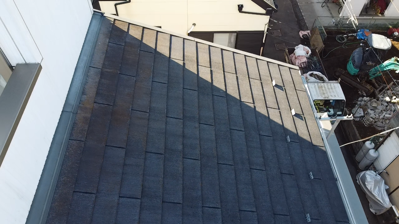 苔の生えた片流れのスレート屋根