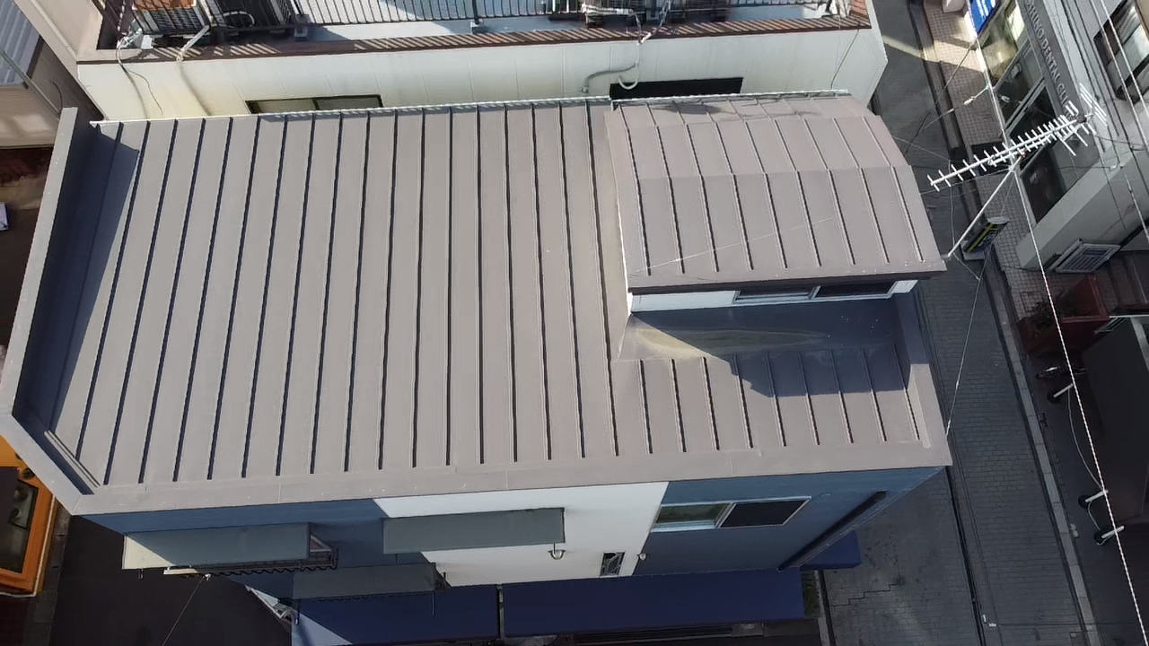 さいたま市浦和区で築14年の金属屋根とサイディングを点検。外壁の防水能力の低下を発見