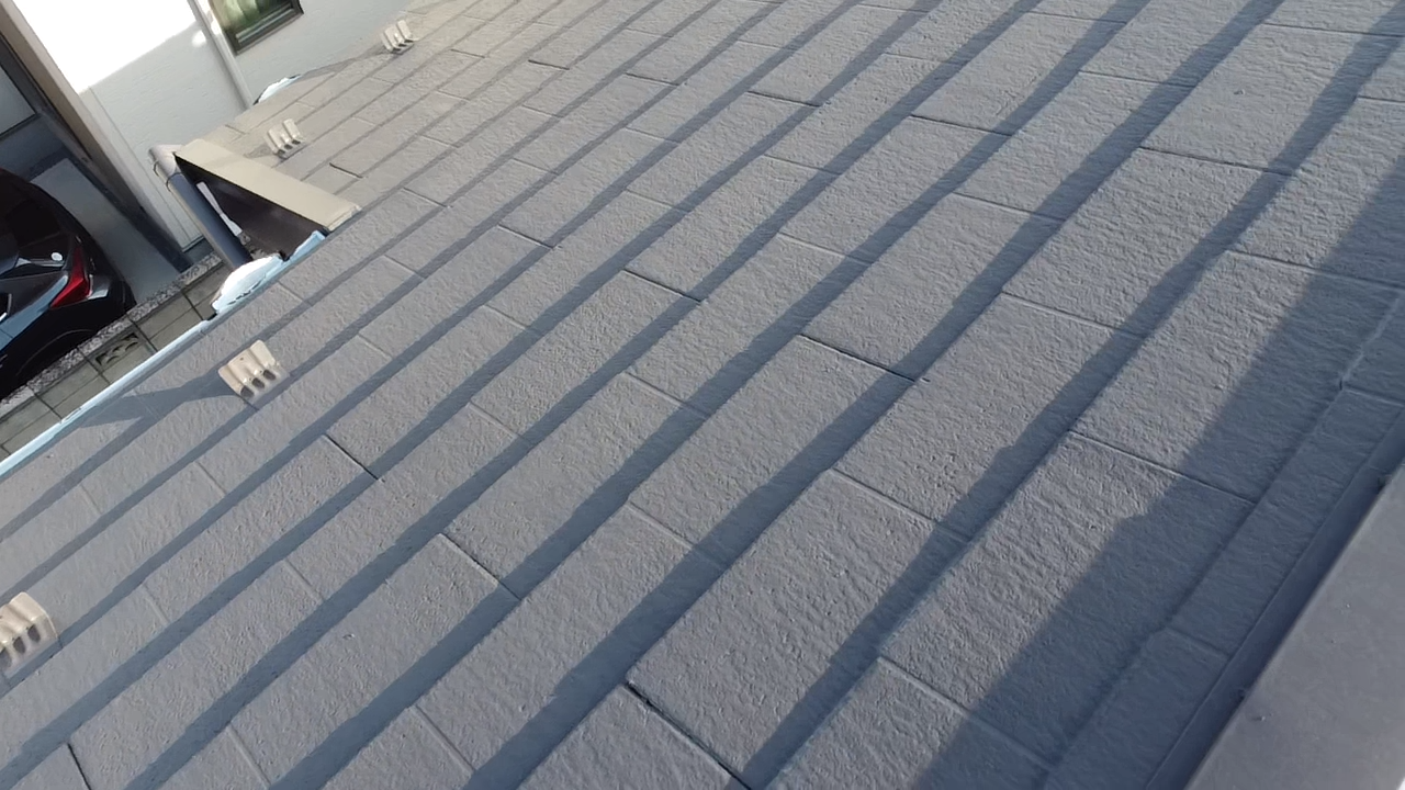 雪止め金具がついているスレート屋根