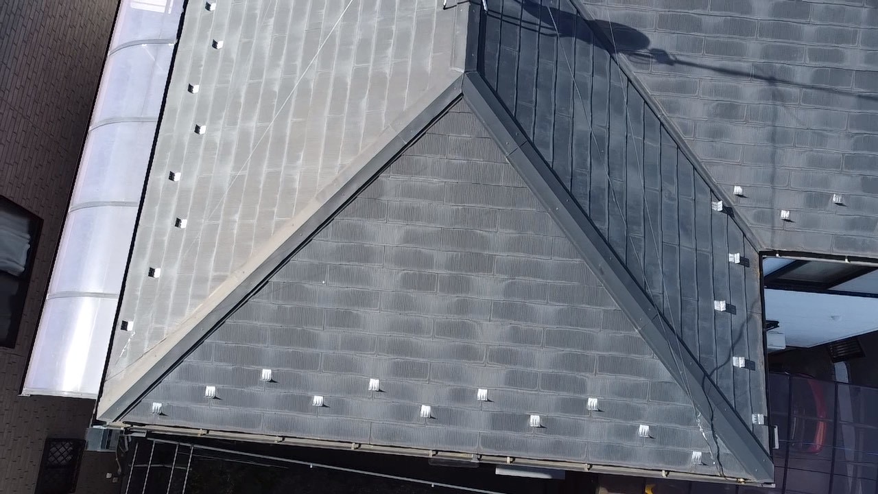 さいたま市大宮区で色褪せたスレート屋根を点検。塗膜が劣化しておりメンテナンスの時期？