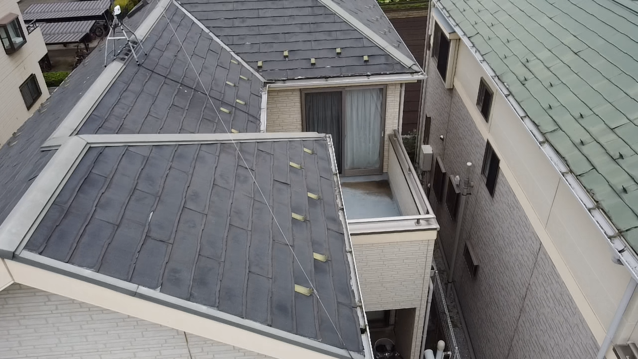 スレート表面の広範囲な剥がれ