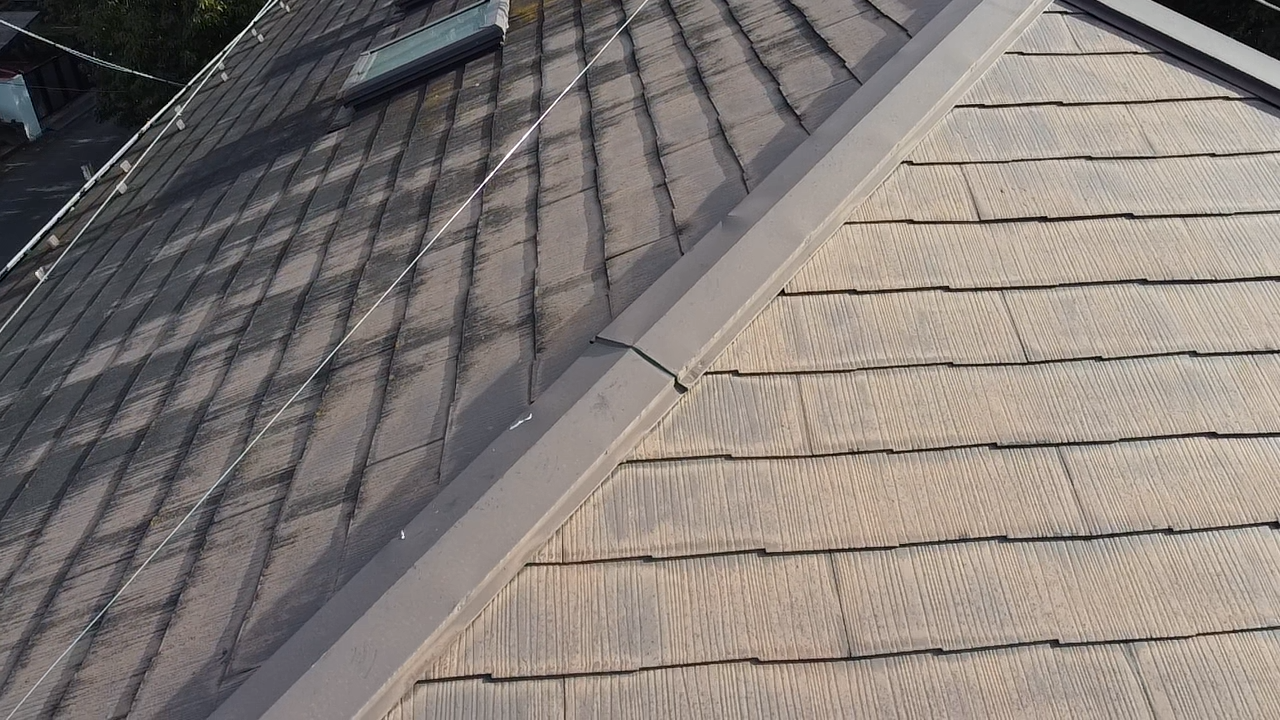 棟板金の継ぎ目が浮いている