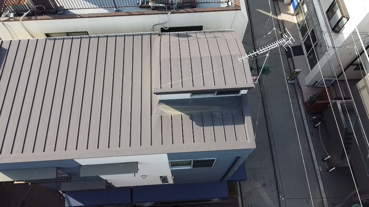 汚れが溜まった金属屋根